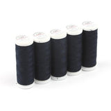 Fünf Spulen ACKERMANN® Universal-Nähgarn Stärke 120 in der Farbe 0865 (sehr dunkles Marineblau) mit weißen Kunststoffenden sind nebeneinander auf einem weißen Hintergrund aufgereiht. Jede Spule enthält 200 Meter dieses strapazierfähigen Polyesterfadens, was ihn zu einem idealen Universal-Nähgarn für eine Vielzahl von Projekten macht.