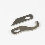 Set mit zwei Ersatzmessern aus Metall (oberes und unteres) für die Overlock-Nähmaschinen Gritzner 788 und Dorina 710 von ACKERMANN®. Enthält eine flache, spitze Klinge und ein gebogenes Hakenstück. Abgebildet auf einfarbigem weißem Hintergrund.