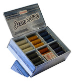 Ein offenes ACKERMANN®-Nähgarn-Set JEANS (30/80) enthält 36 Spulen hochwertiges Polyester-Nähgarn in verschiedenen Farben sowie 5 Organ JEANS-Nähnadeln, die alle übersichtlich in separaten Fächern untergebracht sind. Die im Denim-Stil gestaltete Box enthält nach dem OEKO-TEX STANDARD 100 zertifiziertes Jeans-Nähgarn von ACKERMANN®.