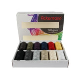 Eine geöffnete Packung ACKERMANN® Universal-Nähgarn Stärke 120 enthält zwölf Spulen à 1.000 Meter in einer gemischten Farbauswahl, darunter Schwarz, Grau, Grün, Blau, Rot, Gelb und Weiß. Die Verpackung ist sowohl in englischer als auch in deutscher Sprache beschriftet.