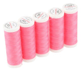 Fünf Spulen ACKERMANN® Universal Nähgarn Stärke 120 (Farbe 0718 rosa) sind leicht geneigt in einer Reihe auf weißem Hintergrund angeordnet. Jede 200-Meter-Spule ist mit der Aufschrift „UNIVERSAL 120“ versehen, was die hohe Qualität dieses Ackermann-Produkts unterstreicht.