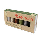 Eine Packung ACKERMANN® Nähgarnmix Natural enthält sechs Spulen Nähgarn aus 100 % Baumwolle (jeweils 500 m, Stärke 80) in verschiedenen Farben, verpackt mit umweltfreundlichen, von der Natur inspirierten Motiven.