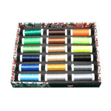 Die ACKERMANN® EMBROIDERY Box – Stickgarn enthält 36 Spulen Stickgarn mit einer Länge von jeweils 260 Metern und der Stärke 40, die übersichtlich in einer dekorativen Schachtel angeordnet sind und eine lebendige Farbpalette bieten, darunter Grün, Blau, Braun, Orange, Gelb, Grau und Schwarz.