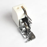 Auf einem schlichten weißen Hintergrund ist ein Metall-Overlock-Nähfuß mit integrierter Schneidevorrichtung von ACKERMANN® mit einem weißen Kunststoffaufsatz abgebildet. Dieser praktische Nähfuß eignet sich ideal als Gritzner-Ersatzteil für verschiedene Nähmaschinen und Projekte.