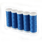 Fünf Spulen „Ackermann Universal Nähgarn“ der Stärke 120 in der Farbe 7275 Blau – jeweils aus strapazierfähigem Polyester und mit einer Fadenlänge von 200 Metern – sind vertikal angeordnet; sie haben weiße Sockel und weiße Etiketten auf der Oberseite und heben sich von einem schlichten weißen Hintergrund ab.