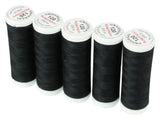 Fünf Spulen „Ackermann Universal Nähgarn Stärke 120“ in der Farbe 0799 (schwarz) stehen leicht gebogen aufrecht, jede mit einer weißen Kappe, auf der „UNIVERSAL 120“ und „200 m“ aufgedruckt ist. Dieses hochwertige Nähgarn-Set von ACKERMANN® umfasst fünf 200-Meter-Spulen aus strapazierfähigem Polyester, das bei all Ihren Nähprojekten für Festigkeit und Zuverlässigkeit sorgt.