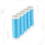 Fünf Spulen Ackermann Universal Nähgarn Stärke 120 (5 × 200 m, Farbe 7263 türkisblau) von ACKERMANN® sind in einer diagonalen Reihe auf weißem Hintergrund angeordnet.