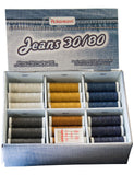 Eine Schachtel mit der Aufschrift „ACKERMANN® Nähfaden-Set JEANS (30/80) von ACKERMANN® enthält 36 Spulen Polyester-Nähgarn in verschiedenen Farben und 5 Organ JEANS-Nähnadeln, alle nach dem ÖKO-TEX STANDARD 100 zertifiziert, vor einem Hintergrund mit Denim-Muster.