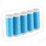 Fünf Spulen ACKERMANN® Universal-Nähgarn Stärke 120 – jede mit 200 Metern in der leuchtenden Farbe 7263 Türkisblau – sind ordentlich auf einem weißen Hintergrund aufgereiht und bringen so ihre strahlende Farbe und Qualität für all Ihre Nähprojekte besonders gut zur Geltung.