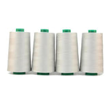 Vier große Spulen ACKERMANN® Universal-Nähgarn Stärke 120 mit jeweils 5.000 Metern Garn in der Farbe 8097 (helles Beigegrau) und grünen Kappen stehen aufrecht in einer Reihe auf weißem Hintergrund. Dieses hochwertige Polyester-Nähgarn von ACKERMANN® eignet sich ideal für eine Vielzahl von Nähprojekten und überzeugt durch seine Festigkeit und Vielseitigkeit.