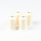 Vier Spulen ACKERMANN® Bauschgarn Nähgarn Stärke 120 mit jeweils 1.000 Metern Garn in der Farbe 5209 Beige sind gemeinsam auf einem weißen Hintergrund angeordnet. Die Spulen sind oben mit dem Namen „Ackermann“ beschriftet und eignen sich ideal als Nähgarn oder Overlockgarn.