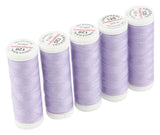 Fünf Spulen ACKERMANN® Universal-Nähgarn Stärke 120 in der Farbe 7241 Lila-Lavendel sind in einer leicht schrägen Reihe auf weißem Hintergrund angeordnet. Jede Spule ist mit einer weißen Kappe mit roter und schwarzer Beschriftung versehen, die dieses hochwertige Polyester-Nähgarn hervorhebt – ideal als Universal-Nähgarn für all Ihre Nähprojekte. Jede Spule enthält 200 Meter; das Set umfasst fünf Spulen.