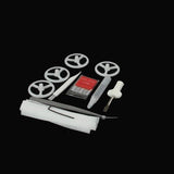 Das ACKERMANN®-Zubehör-Set „MIT Box“, passend für die Gritzner 788 Overlock, enthält Spulen, Nadeln, einen Nahttrenner, eine Pinzette, einen Schraubendreher, Einfädler und Stoffstreifen – ein praktisches Zubehörset in einer Box vor schwarzem Hintergrund.