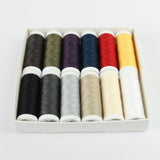 Eine Packung ACKERMANN® Universal-Nähgarn „Farben-mix“ enthält zwölf Spulen (12 x 200 m, Stärke 120) in verschiedenen Farben wie Schwarz, Grau, Grün, Blau, Rot, Gelb, Weiß, Beige, Silber und Braun – alle übersichtlich in zwei Reihen angeordnet.