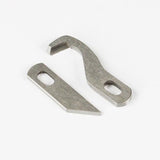 Zwei kleine Metallteile – ein oberer und ein unterer Messersatz für die Overlockmaschinen Gritzner 788 oder Dorina 710 von ACKERMANN® – mit ovalen Löchern, eines mit gerader Kante und eines mit Haken, sind auf weißem Hintergrund als Ersatzteile abgebildet.