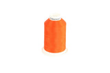 Eine Spule ACKERMANN® Bauschgarn Nähgarn Stärke 120 (1.000 m) in leuchtendem Orange mit weißem Unter- und Oberfaden, abgebildet vor einem schlichten weißen Hintergrund.