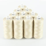 Zehn Spulen ACKERMANN® Universal-Nähgarn Stärke 120 (Farbe 7601, sehr helles Beige) sind auf weißem Hintergrund pyramidenförmig angeordnet.